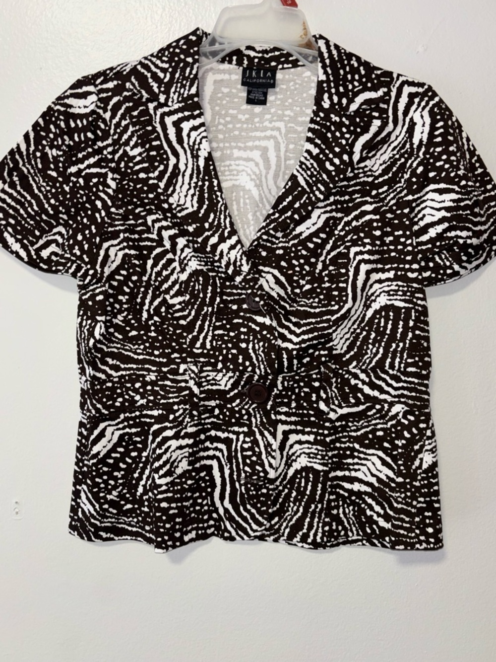 JKLA Black & White Abstract Button-Front Short Sleeve Shirt